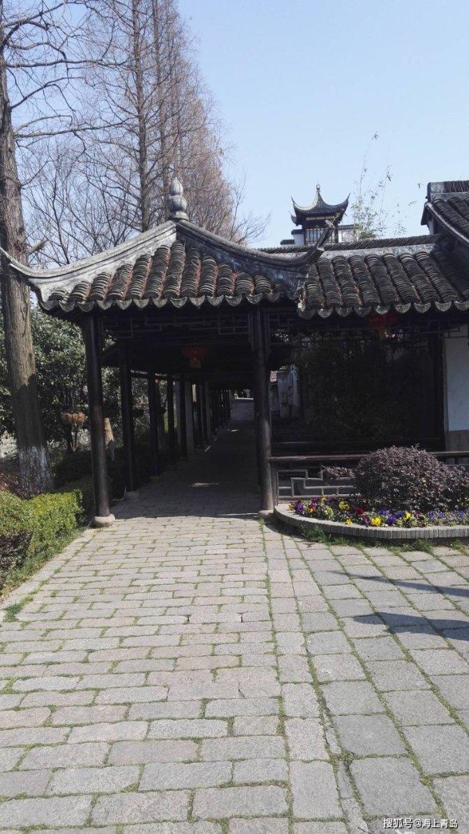 年轻时尚女郎，“草原绿”时尚裙太随性，凸显妙曼身姿，沁人心脾